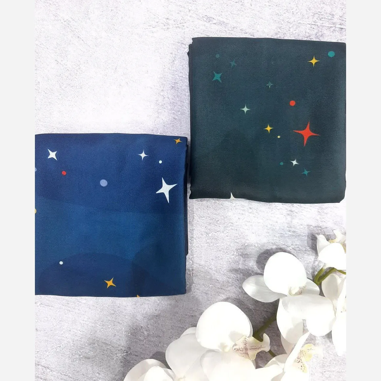 روسری نخی کاستوم طرح ستاره شب سرمه ای قواره بزرگ 140*140 دور دوخت
