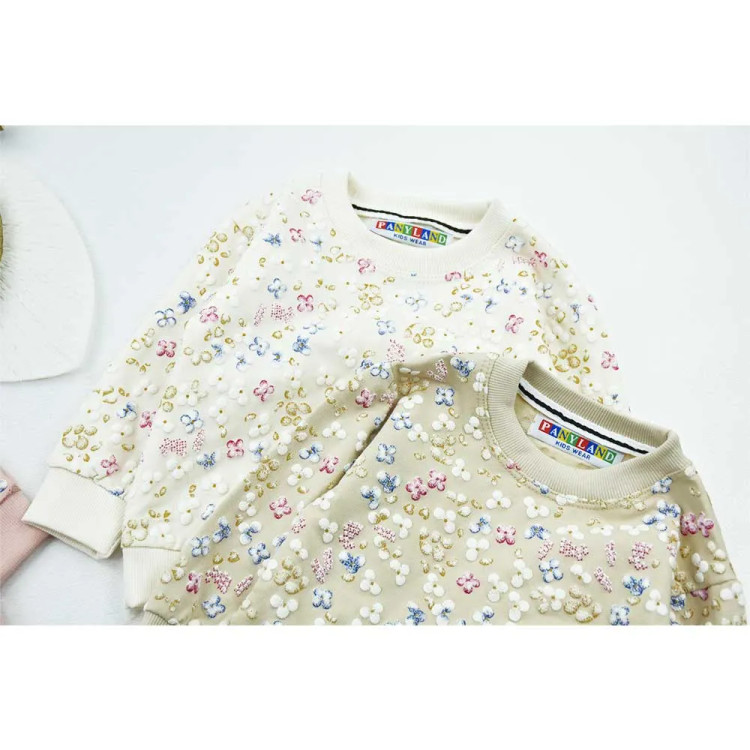 بلوز دخترانه گلدار یقه گرد پنبهای طرح چاپ پفکی مناسب پاییز و زمستان