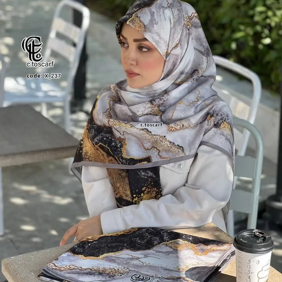 روسری نخی کاستوم طرح رزین مشکی طلایی قواره 140