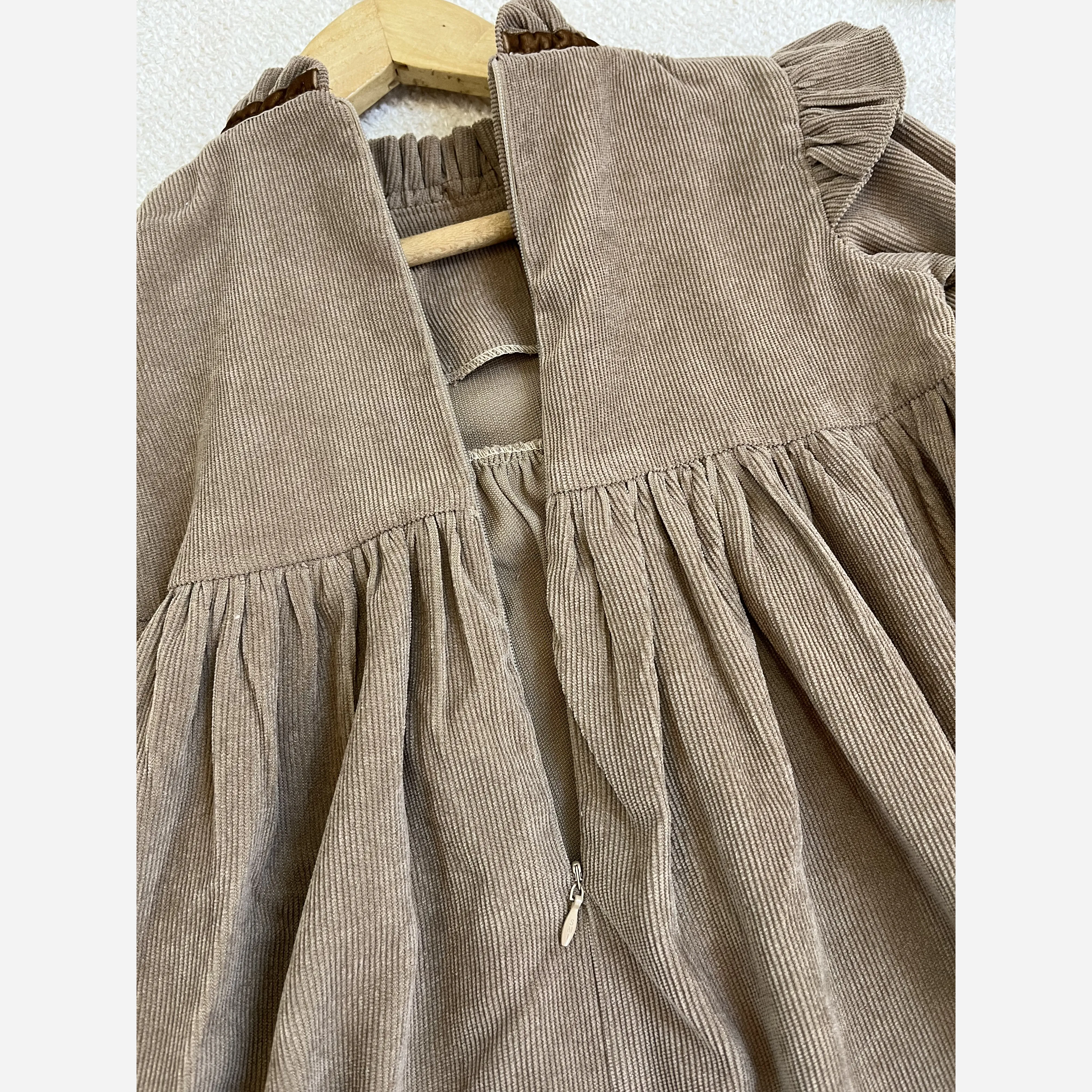 پیراهن دخترانه مخمل کبریتی یلدایی قرمز و کرم مناسب 4 تا 12 سال