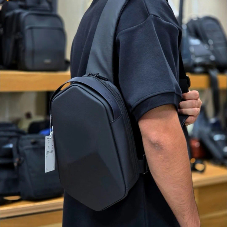 بادی بگ هاردکیس مدل بنج 7213 پارچه اسکین ضد آب مشکی