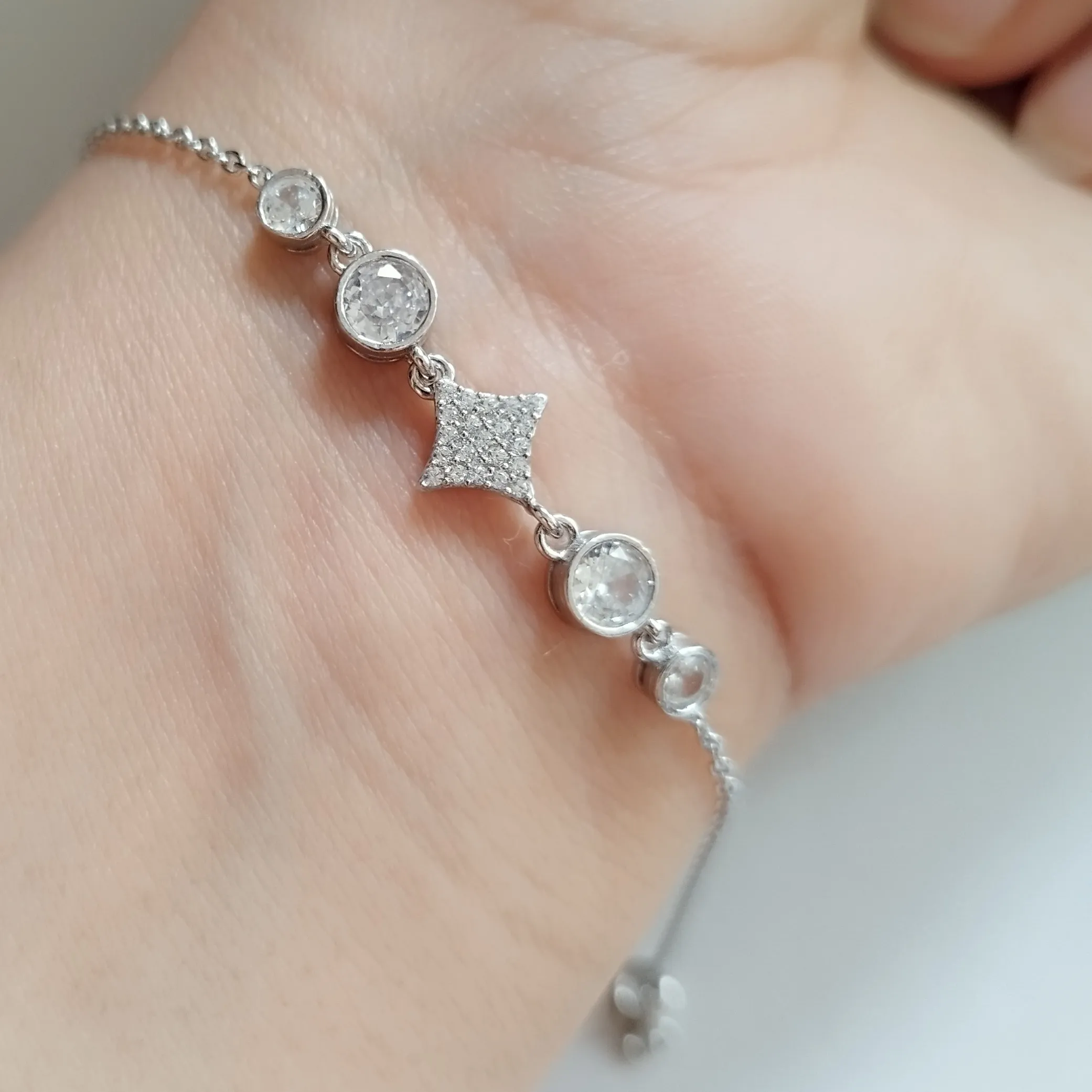 دستبند نقره زنانه عیار 925 روکش طلا طرح جواهری