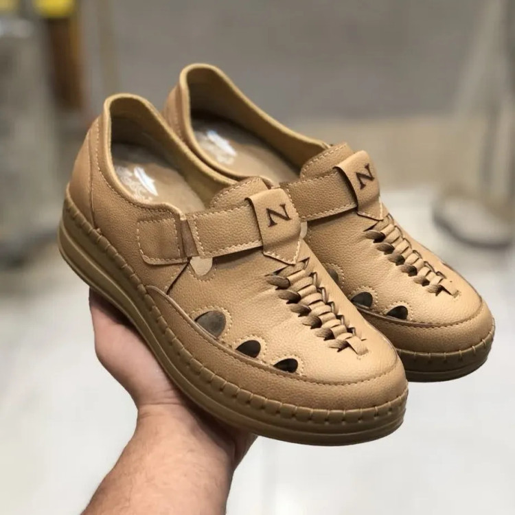 کفش طبی زنانه مدل جیران کرم رویه چرم صنعتی زیره پیو